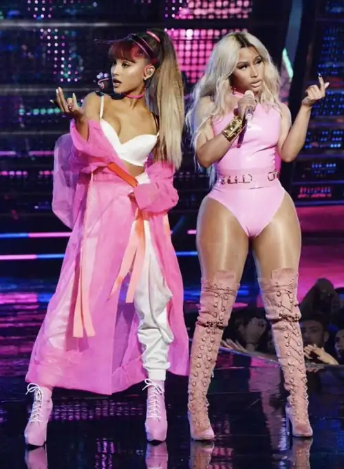 Nicki with Ariana Grande 😍 imagine that threesome 💦😈