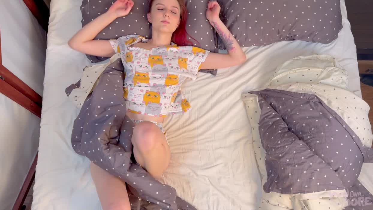 Petite sexpot has masturbatory fun in the morning