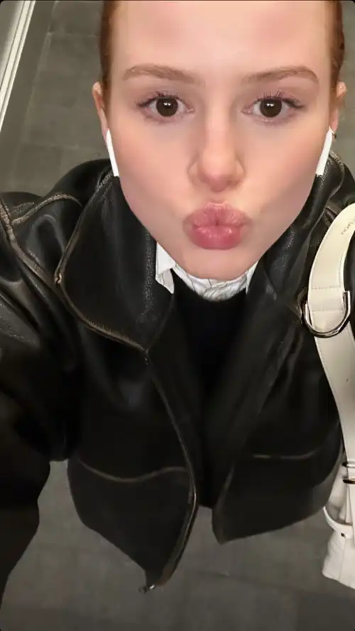 Giving a kiss via IG Story, 21st April 2023