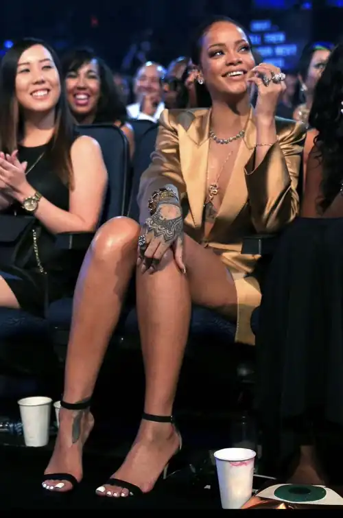 Anyone wanna talk bout Rihannas feet dm