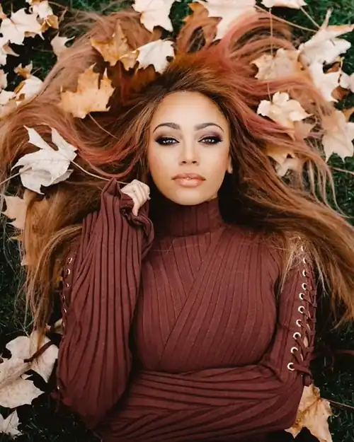 Toni Topaz [Vanessa Morgan]