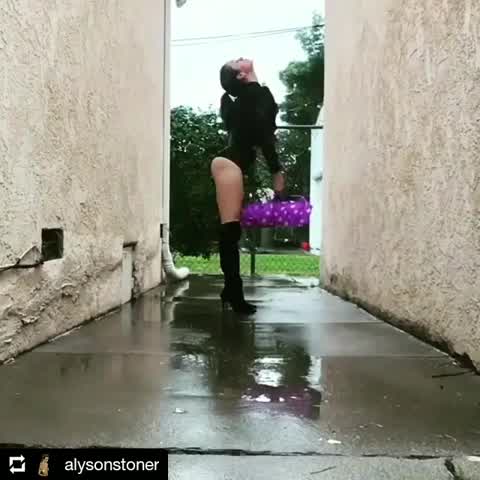 Umbrella ass dance