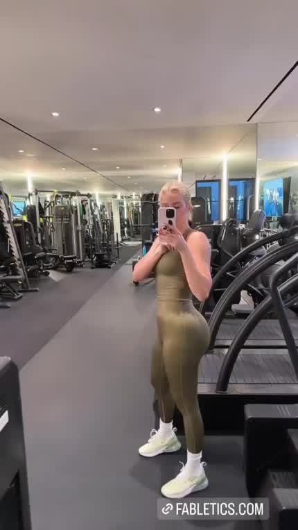 Khloe 