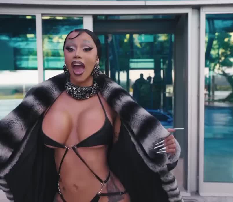 Gyattt alimighty Cardi !🥵 watch her jiggle in slo mo 