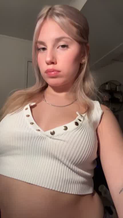 Are there anyone here who likes to spy on cute girls? it's so exciting😈🤭