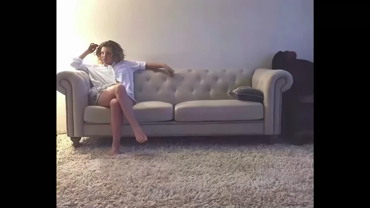 Camren Bicondova Sexy Dance 🍑