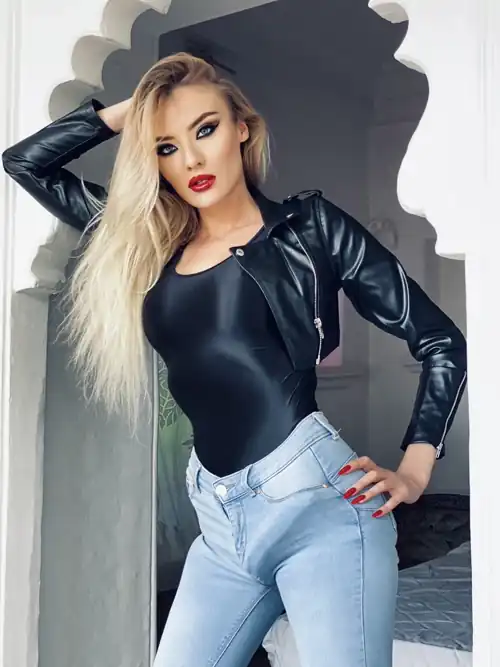 Strapon under my jeans. How do you like that ?