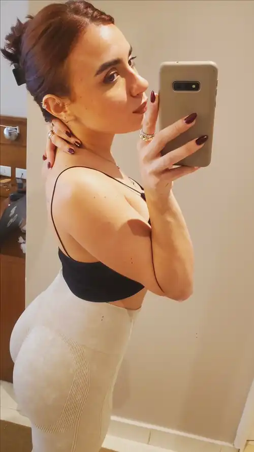 Just a quick booty check