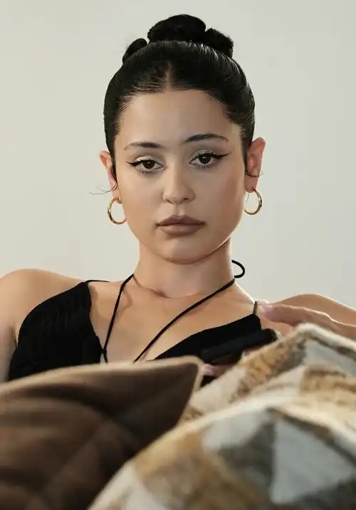 Stop facetuning Maddy