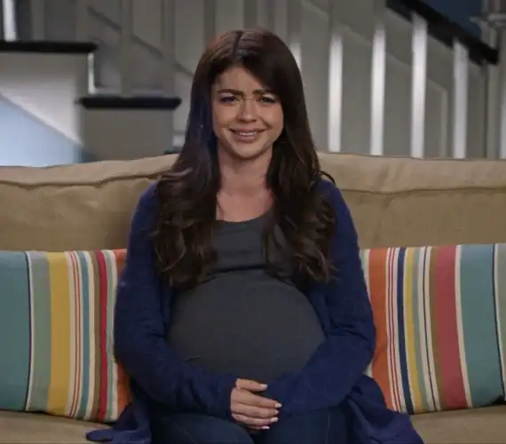 Sarah Hyland Pregnant in Modern Family 