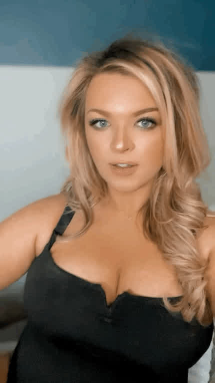 What's better than watching a tgirl tease you?😉