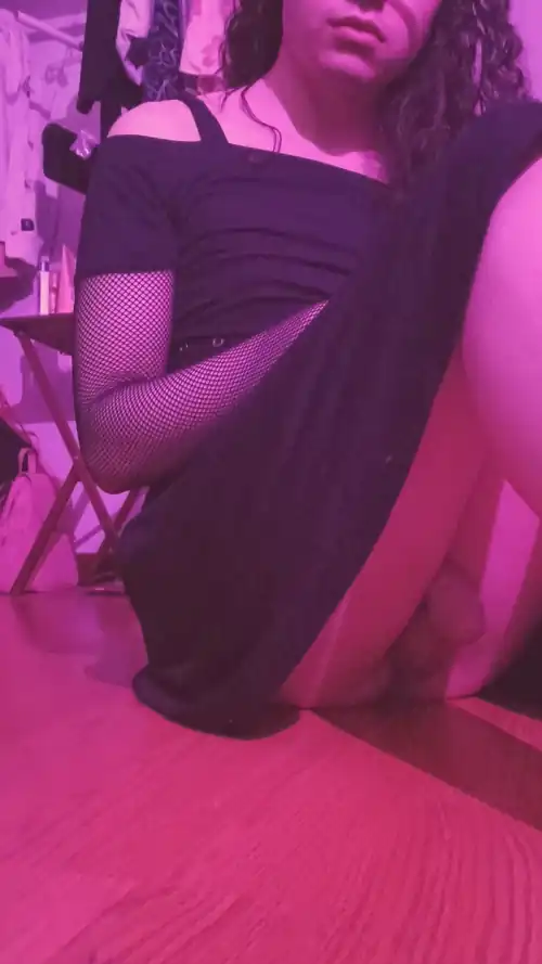 #NY Femboy sissy looking for friends or (in my dreams) a daddy