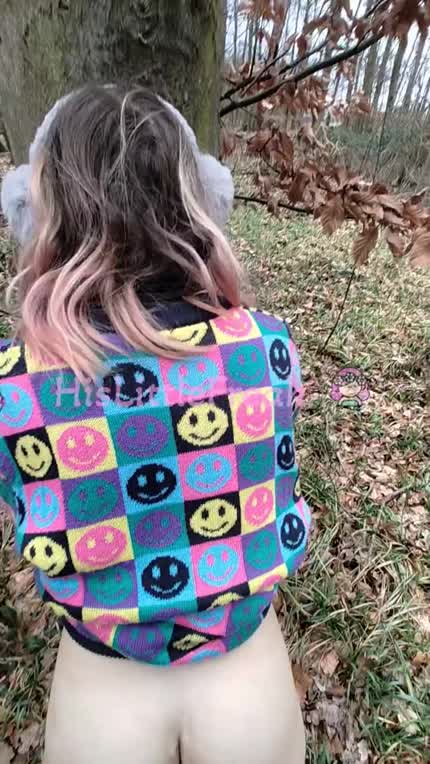 Fucking outdoors is always so thrilling, don't you think? 