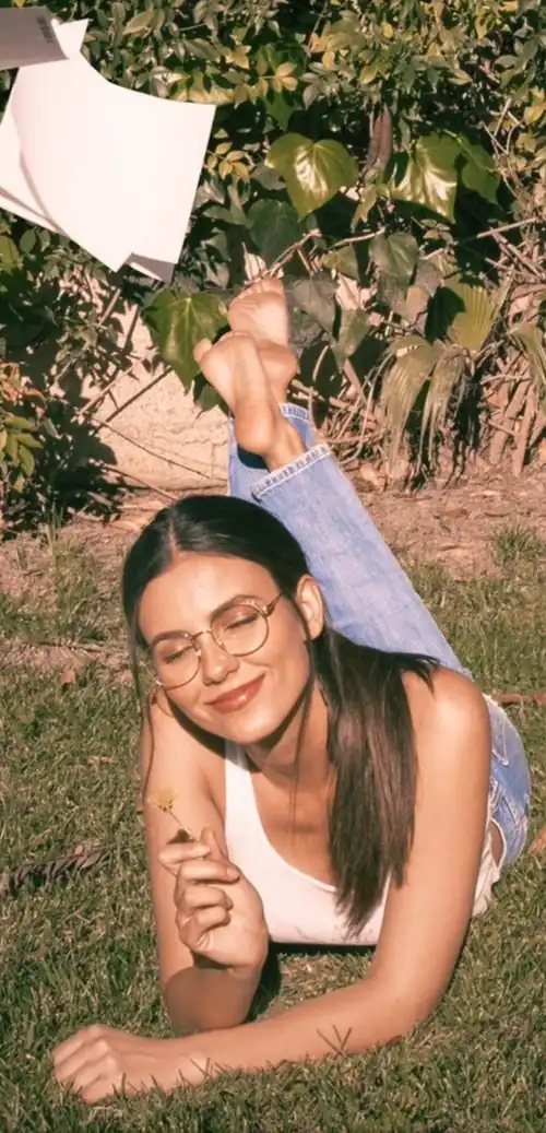 Victoria Justice and her perfect soles