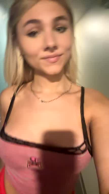 Walking to come suck you off 💋