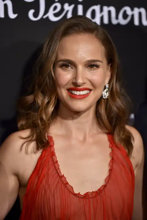 Those red lips on this MILF just drive me insane