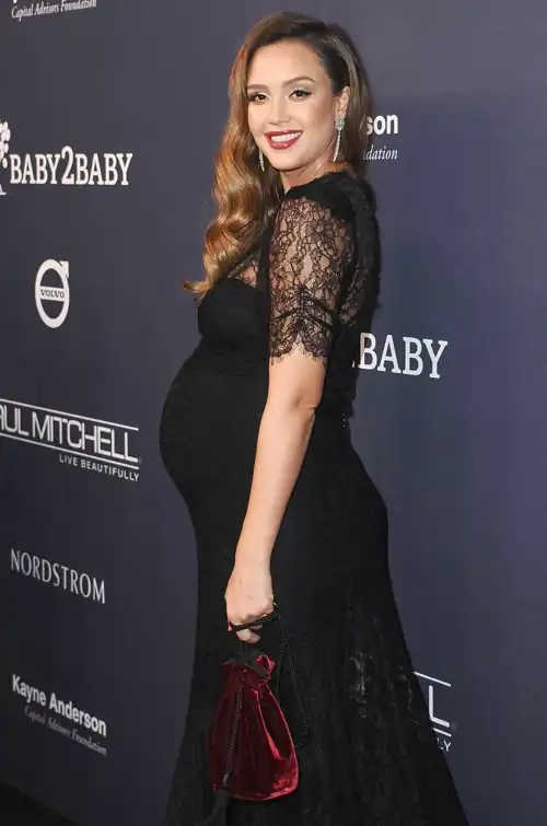 Jessica Alba pregnant