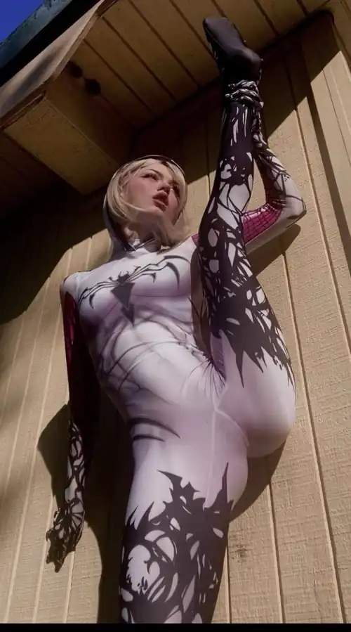 You know I’m your favorite flexible little slut 😘