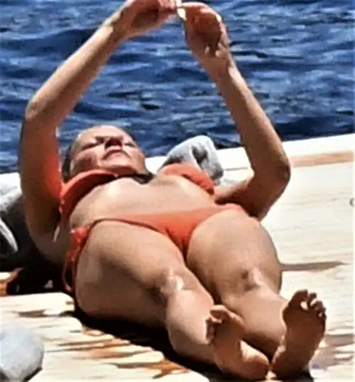 Gwyneth's bikini soles