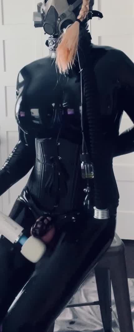 Rubberdoll cumming while caged 