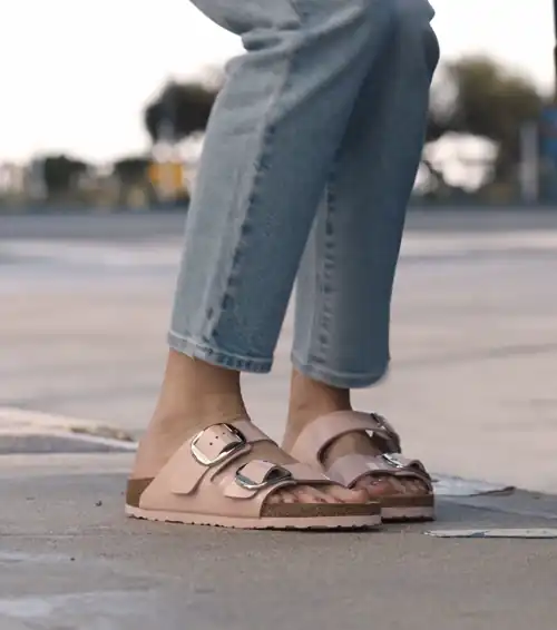 Who wants to talk about Margot Robbies feet or just feet in general if so send a chat