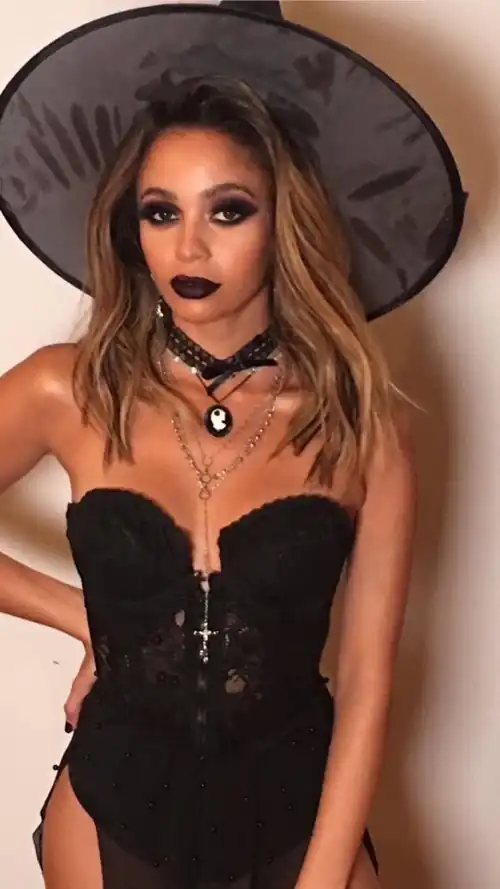 Toni Topaz [Vanessa Morgan]