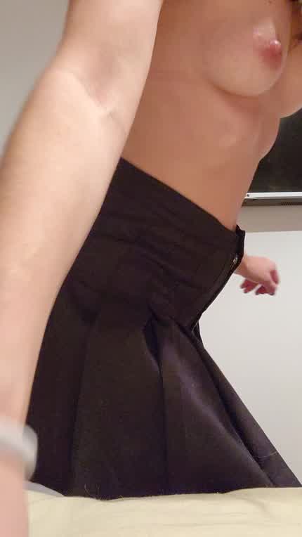 I'm a little embarrassed to show that I'm going out without panties. It's the condition today with my friends 🙈