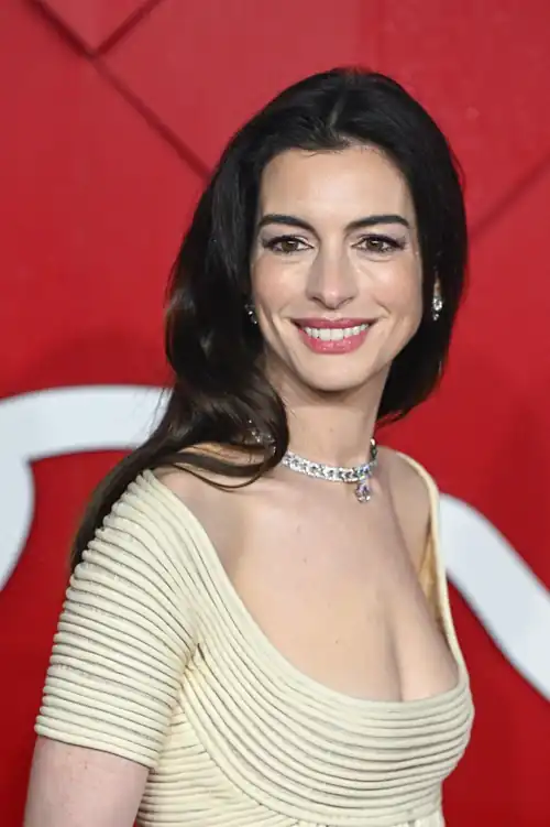 Any Bi Buds wanna Suck me for Mommy Anne Hathaway and get Hathagay!