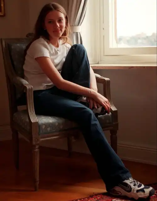 Just the girl next door: Scarlett Ingrid Johansson (1998)