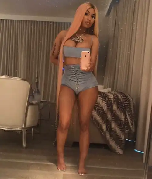 Nicki mirror selfie 
