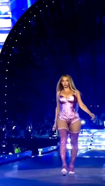 The queen walks 👑