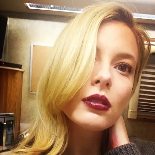 Gillian out here looking like Margot Robbie's hotter sister