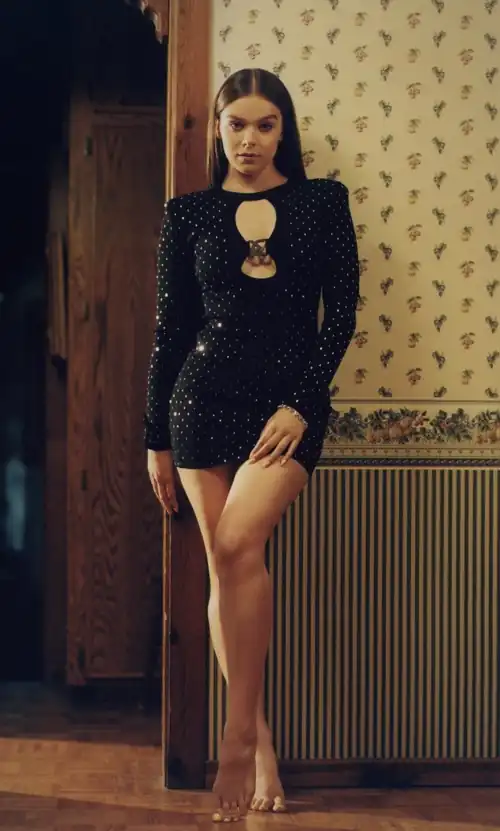 Hailee Steinfeld hottest legs 🥵
