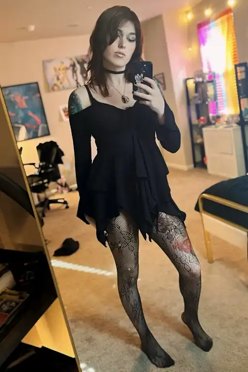 Me looking like a goth fairy the day before my BA 🖤🧚🏻‍♀️♥️