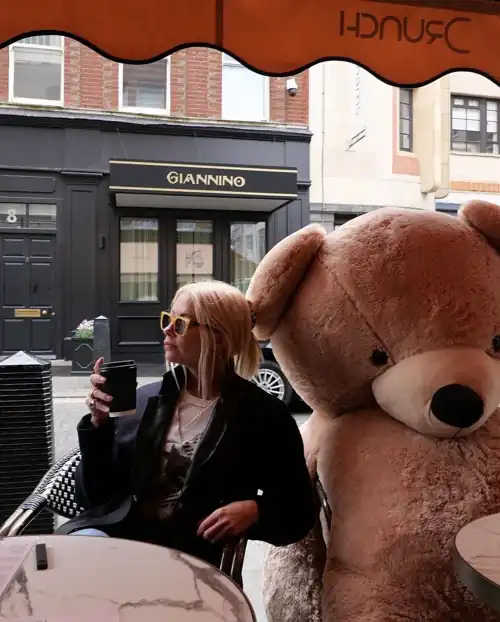Having coffee with a friend in London 6/5/2023