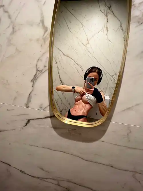 The kind of gym selfies you wish your gf sent you (f)