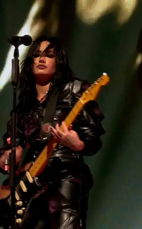 Demi rocking (2023)