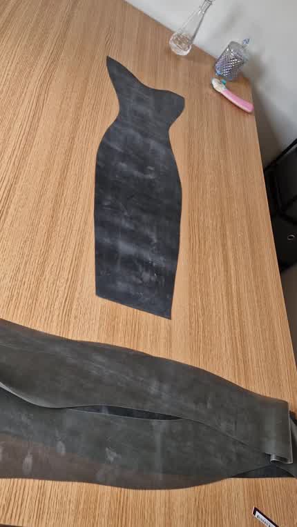 Im attending a huge fetish event soon 🥰 so I thought I would make myself a shiny outfit to wear in the evening. Don’t worry I wear it in the vid