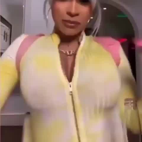 Queen Cardi 🤤