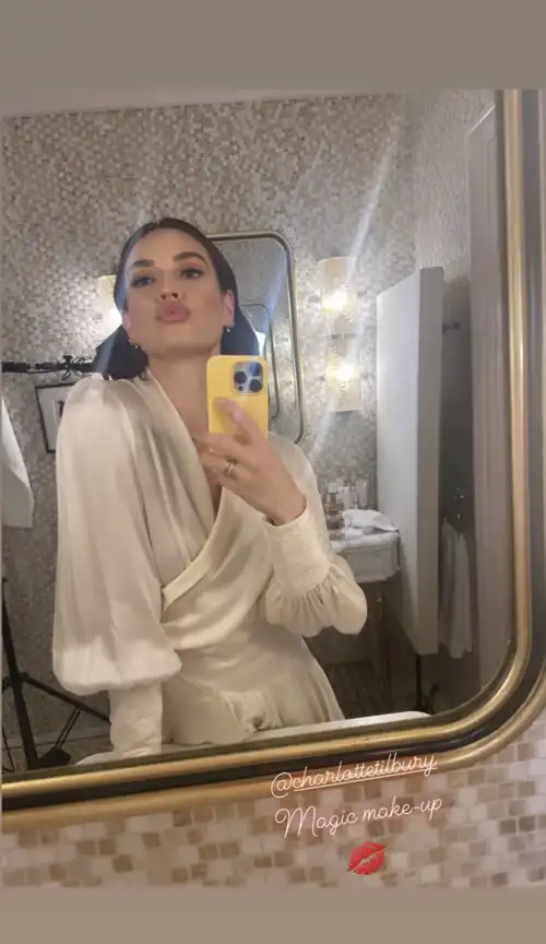 Mirror selfie | IG story August 2023