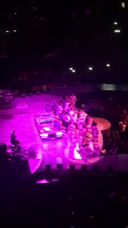 Toronto singing Ari hbd at swt, her hugs and the end r so cute <3