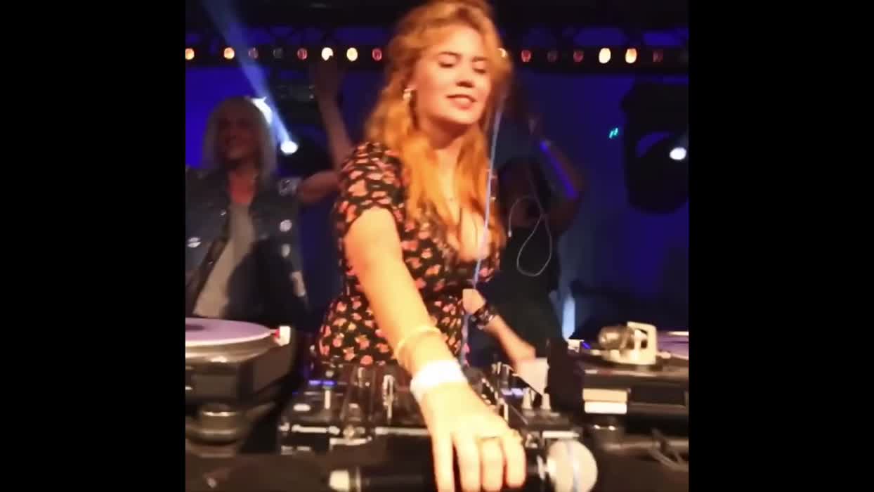 Palina legt auf und Schüttelt ihre Glocken zum Takt