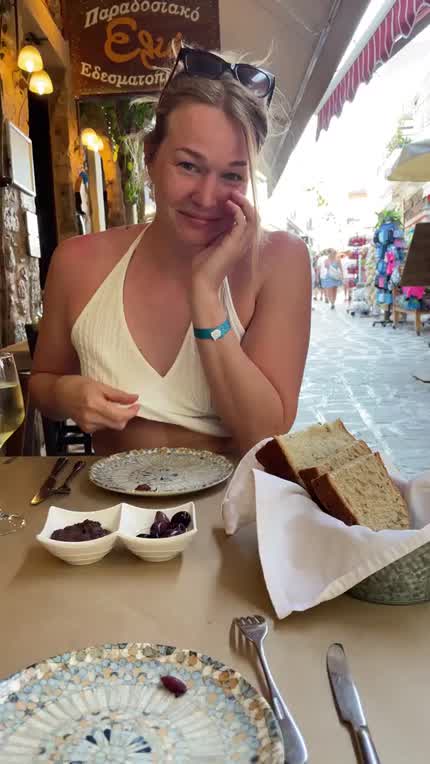 Er det for meget at hive sine patter frem når man spiser?