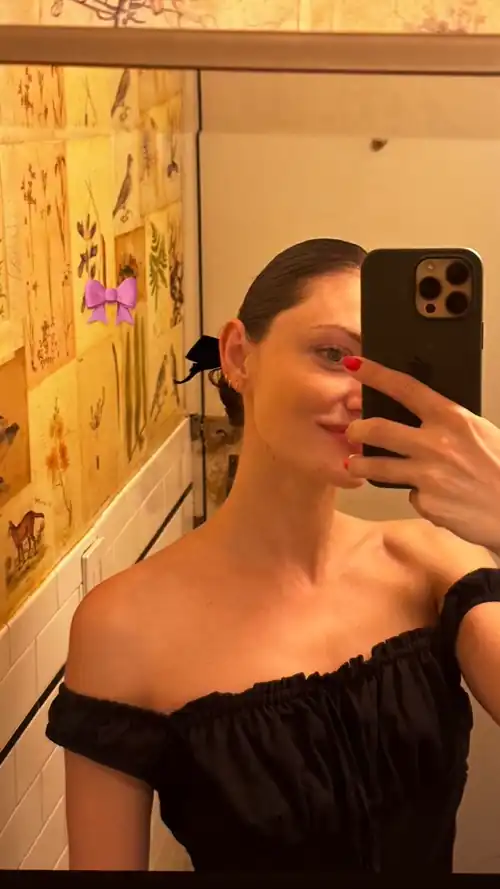 Beautiful mirror selfie on her story 09/14/2023