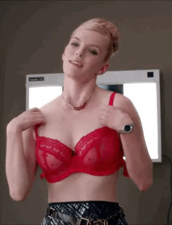 Betty Gilpin : in Nurse Jackie