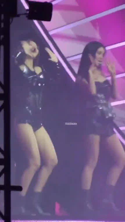 OMG LISA 🥵