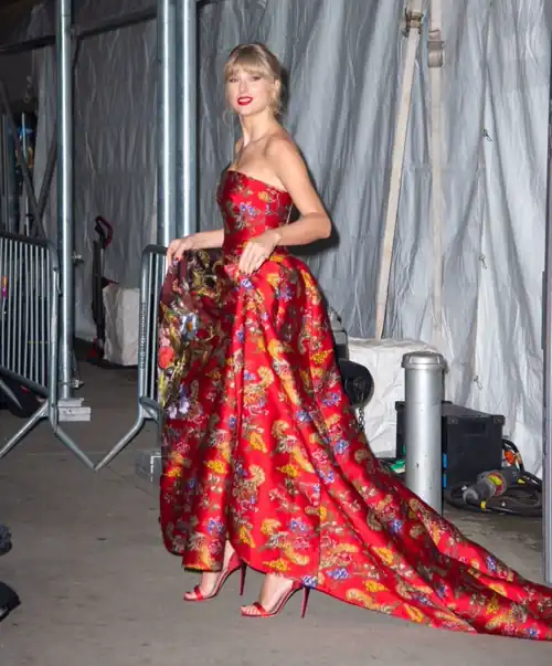 Loves showing off her feet 🥰