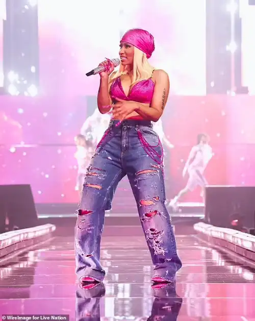 Help me find the pink chains attached to her jeans pls