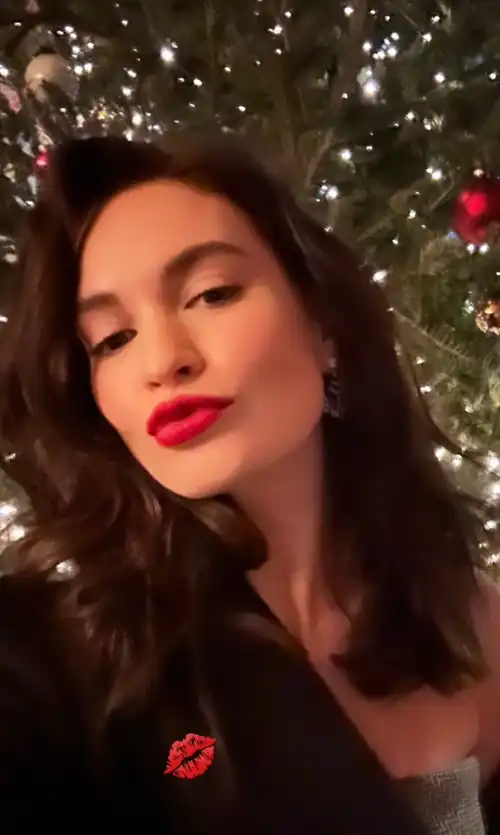 Lily selfie | IG story December 2023