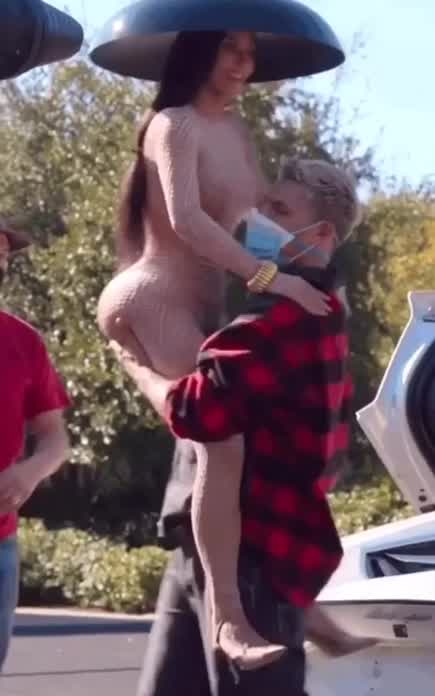 More than a handful of ass 🍑